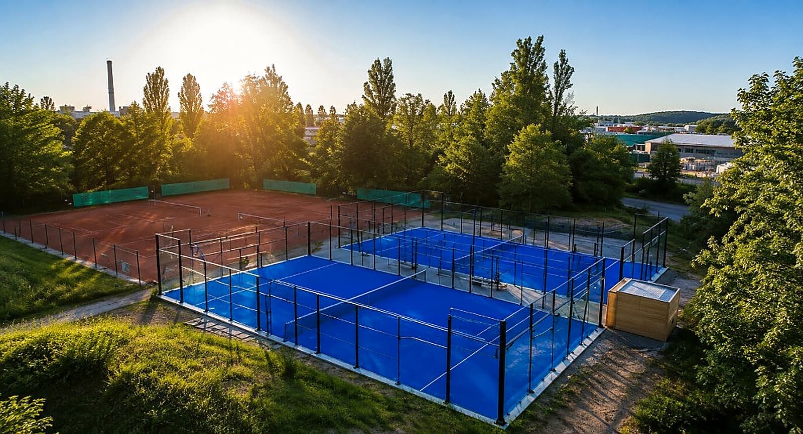 Luftaufnahme bei Sonne — Padelcourts und Sandplätze des Tennisclubs Weiss-Blau Landshut