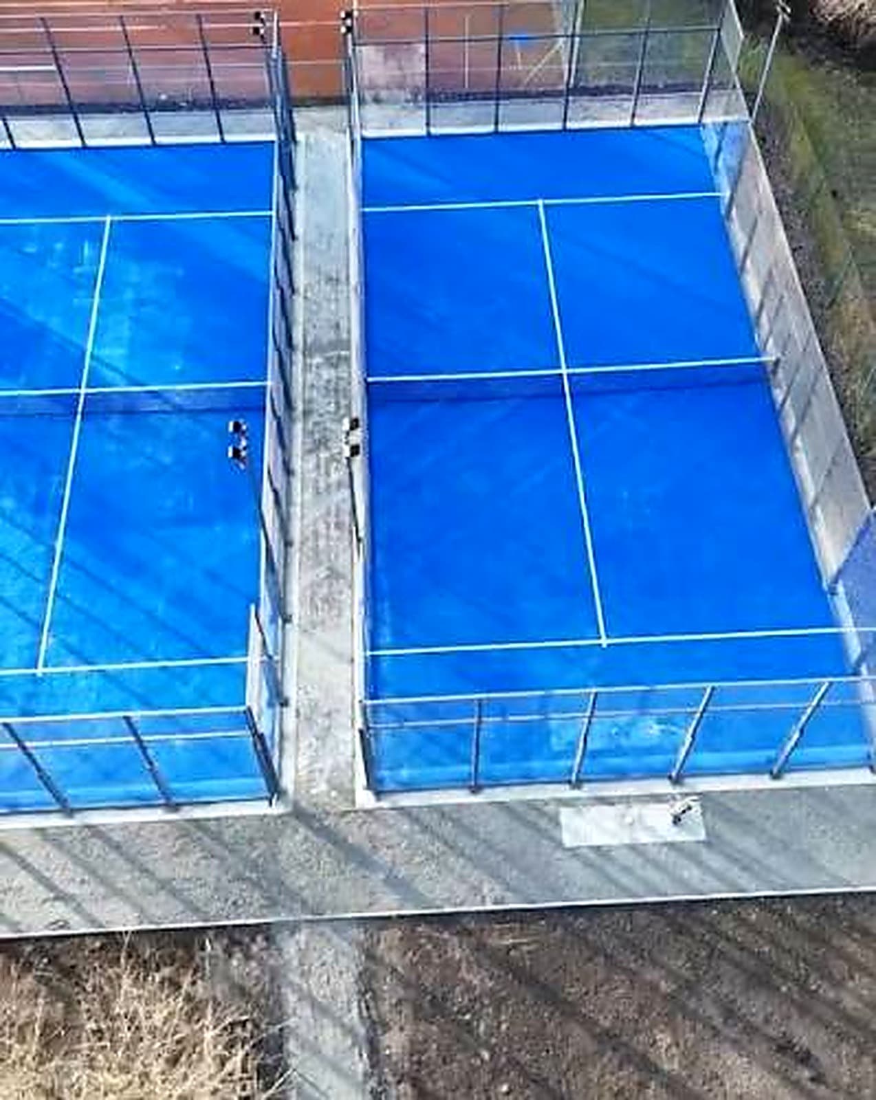 Die zwei blauen Padelcourts auf der Anlage in Landshut, von oben