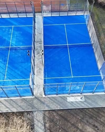 Die zwei echten blauen Padelcourts auf der Anlage in Landshut