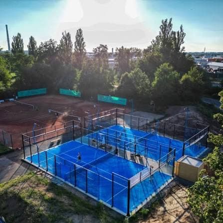 Luftaufnahme der echten Padelcourts in Landshut: zwei blaue Courts im Vordergrund