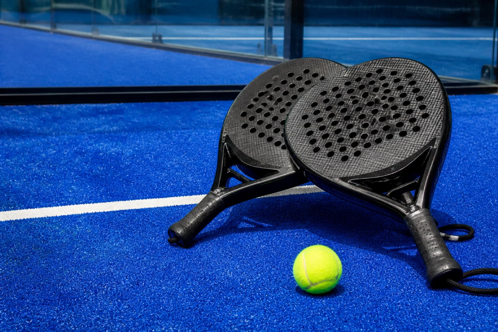 Padelschläger auf blauem Court